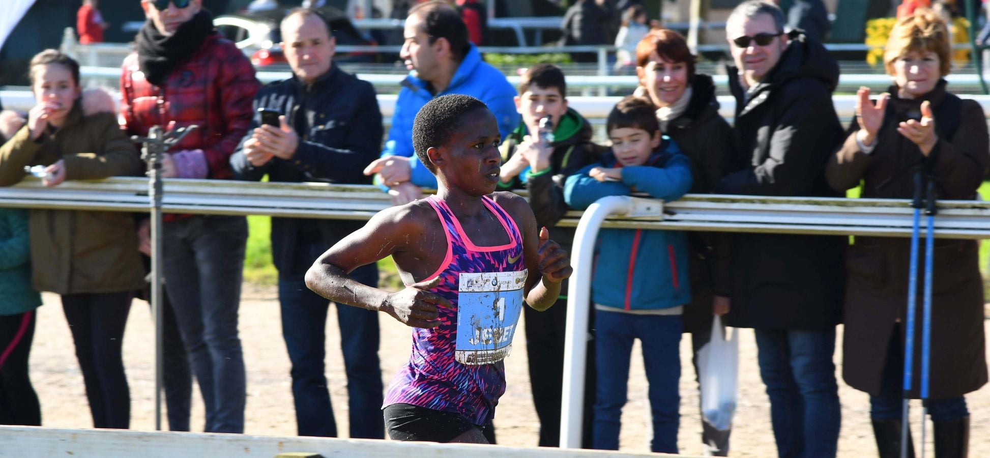 El bahrení de origen etíope Aweke Ayalew y la keniana Daisy Jepkemei se han impuesto en la 63 edición del cross de San Sebastián, disputado en el Hipódromo en un circuito lleno de barro que ha favorecido el espectáculo.