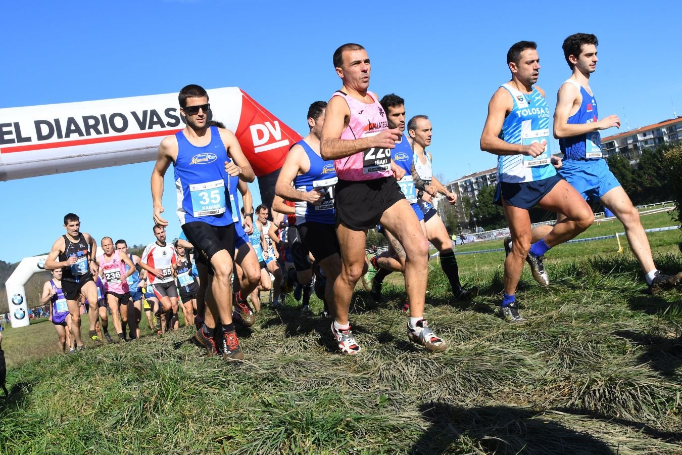 El bahrení de origen etíope Aweke Ayalew y la keniana Daisy Jepkemei se han impuesto en la 63 edición del cross de San Sebastián, disputado en el Hipódromo en un circuito lleno de barro que ha favorecido el espectáculo.