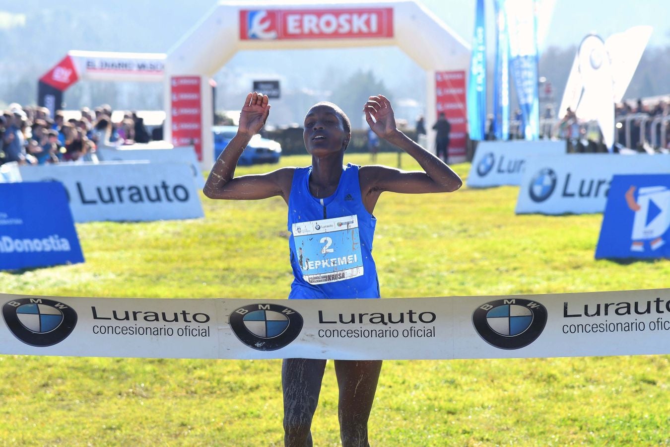 El bahrení de origen etíope Aweke Ayalew y la keniana Daisy Jepkemei se han impuesto en la 63 edición del cross de San Sebastián, disputado en el Hipódromo en un circuito lleno de barro que ha favorecido el espectáculo.