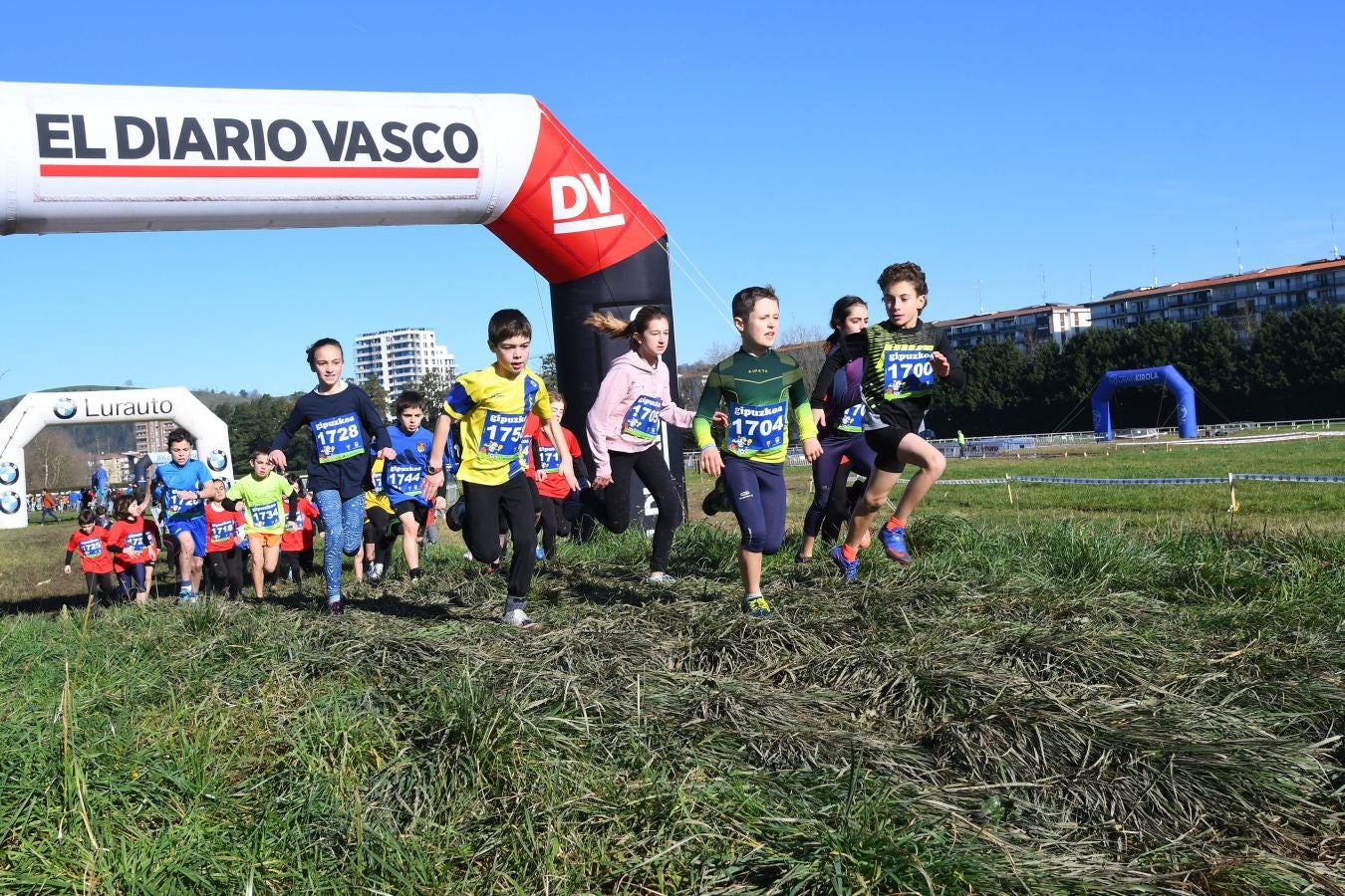 El bahrení de origen etíope Aweke Ayalew y la keniana Daisy Jepkemei se han impuesto en la 63 edición del cross de San Sebastián, disputado en el Hipódromo en un circuito lleno de barro que ha favorecido el espectáculo.
