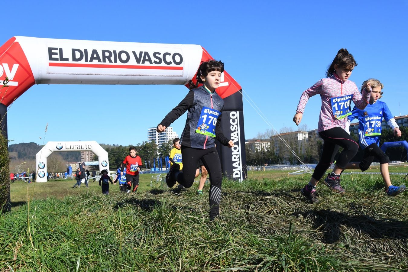 El bahrení de origen etíope Aweke Ayalew y la keniana Daisy Jepkemei se han impuesto en la 63 edición del cross de San Sebastián, disputado en el Hipódromo en un circuito lleno de barro que ha favorecido el espectáculo.