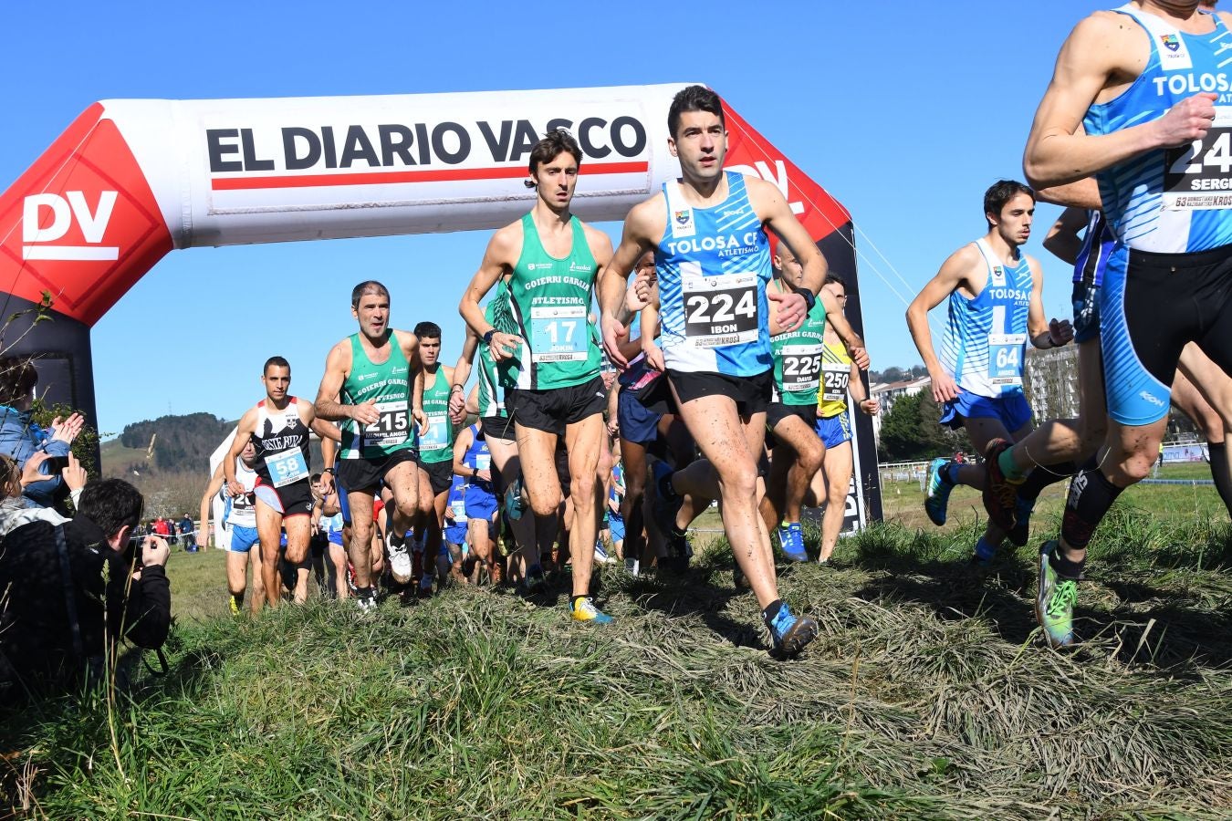 El bahrení de origen etíope Aweke Ayalew y la keniana Daisy Jepkemei se han impuesto en la 63 edición del cross de San Sebastián, disputado en el Hipódromo en un circuito lleno de barro que ha favorecido el espectáculo.