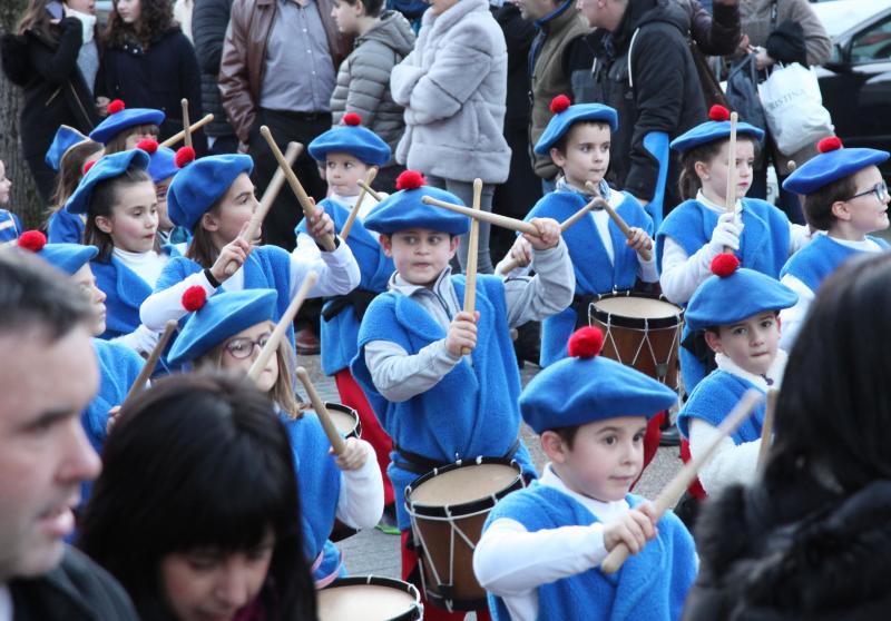 Haurren danborradak hartu zuen protagonismo osoa, herrigunean barrena giro ederra zabalduz