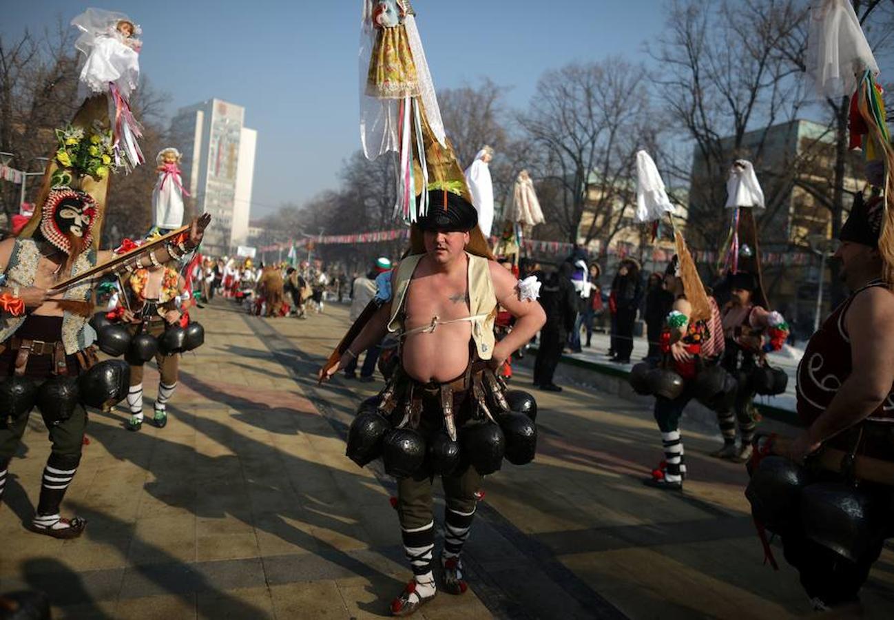 El Festival Internacional de Juegos de Máscaras 'Surva' tuvo lugar el pasado domingo 28 de diciembre en Pernik, Bulgaria. Más de 100 grupos de baile búlgaros y de otros países participaron en este popular festejo.