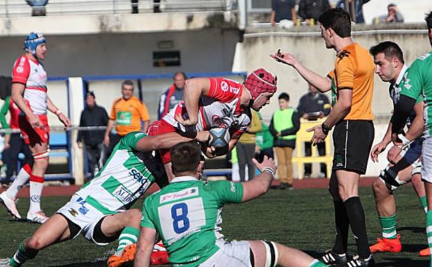 Un delantero ordiziarra trata de superar la defensa. 
