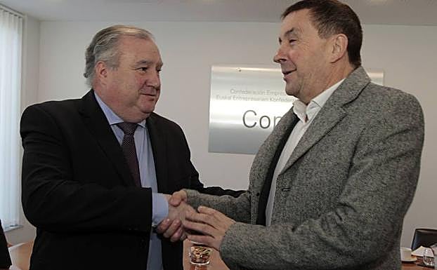 El presidente de Confebask, Roberto Larrañaga, y Arnaldo Otegi se saludan antes de iniciarse la reunón celebrada en Bilbao