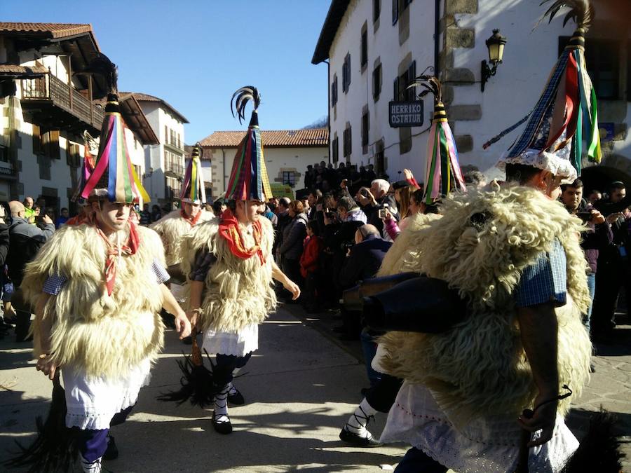 Los 'Joaldunak' de Zubieta han desfilado hasta Ituren para ahuyentar todos los males. Mañana serán los de Ituren los que les devuelven la visita