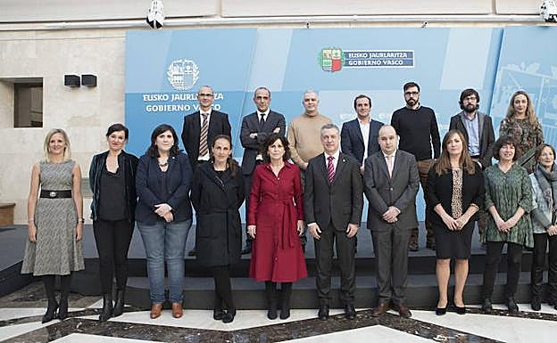 El lehendakari con los miembros del el Consejo Asesor de Colectividades Vascas