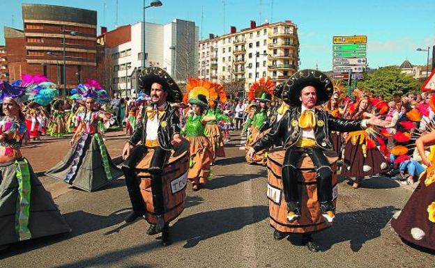Furius. Los miembros de la comparsa en un desfile de Carnaval. 