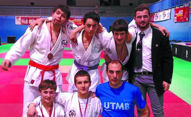 Los competidores del Club Judo Legazpi con Asier Berasategui e Iñigo Calzada en el Open Nacional.