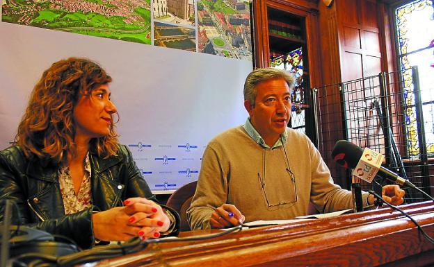 Cristina Laborda y Pedro Alegre presentaron el balance del servicio de Quejas y Sugerencias.