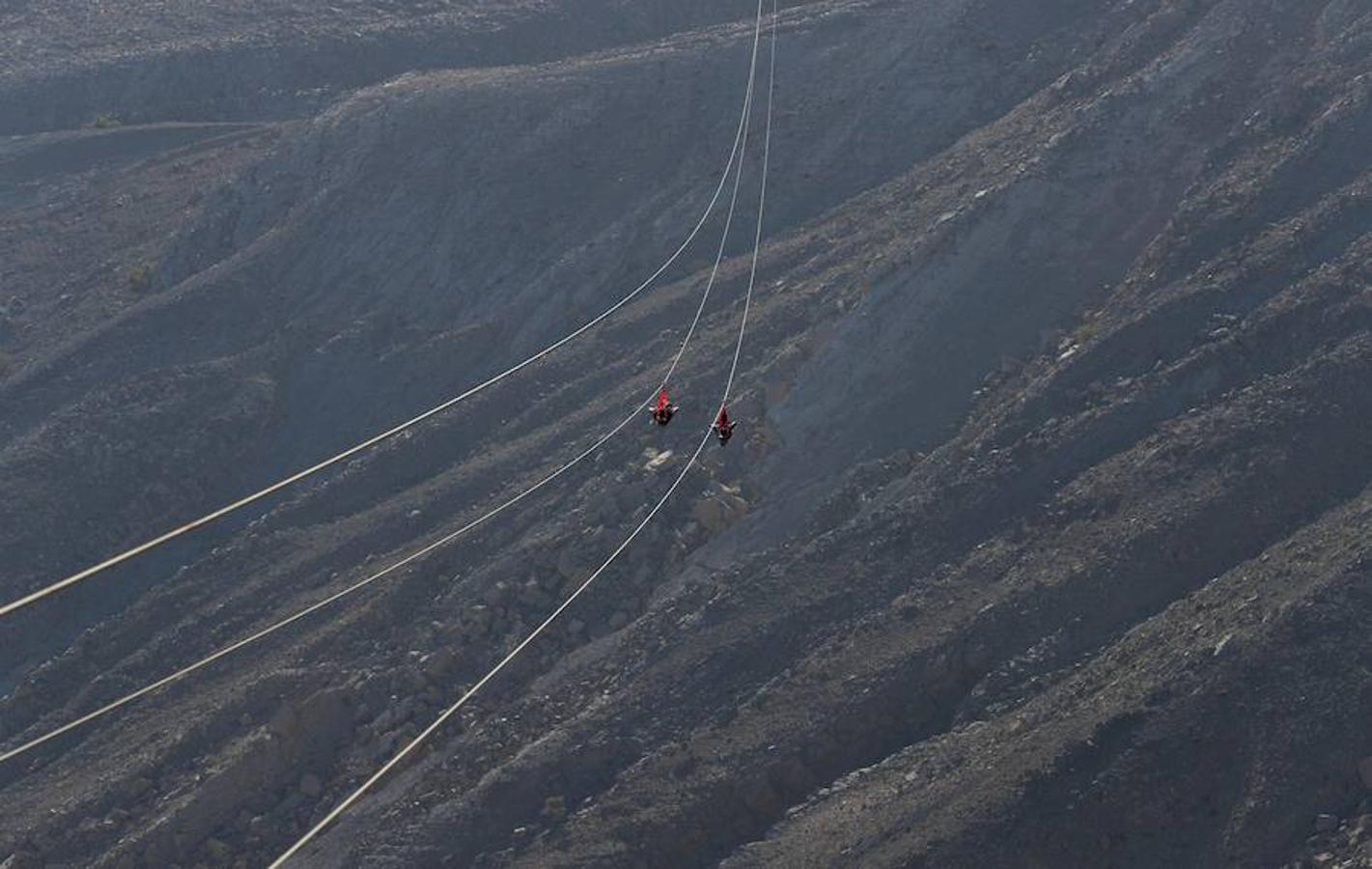 Este diciembre los Emiratos Árabes Unidos han inaugurado la tirolina más grande de la Tierra, y ya han sido muchos los que la han probado. Esta atracción se ubica en la montaña Jais, el pico más alto de Emiratos, con 1.934 metros. La tirolina es parte de la primera fase de la construcción de un parque de ocio que contará con atracciones únicas en el mundo.