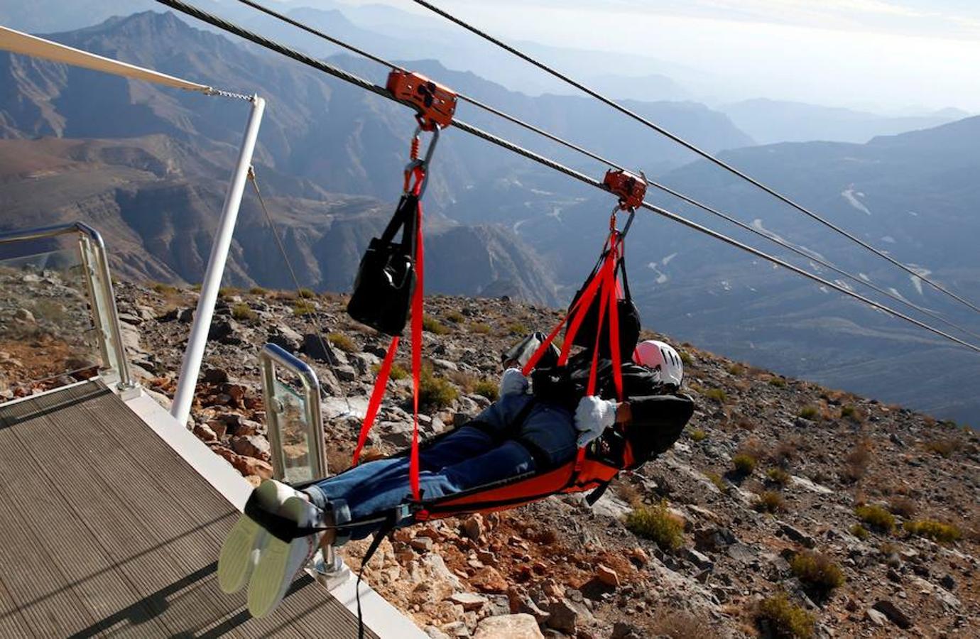 Este diciembre los Emiratos Árabes Unidos han inaugurado la tirolina más grande de la Tierra, y ya han sido muchos los que la han probado. Esta atracción se ubica en la montaña Jais, el pico más alto de Emiratos, con 1.934 metros. La tirolina es parte de la primera fase de la construcción de un parque de ocio que contará con atracciones únicas en el mundo.