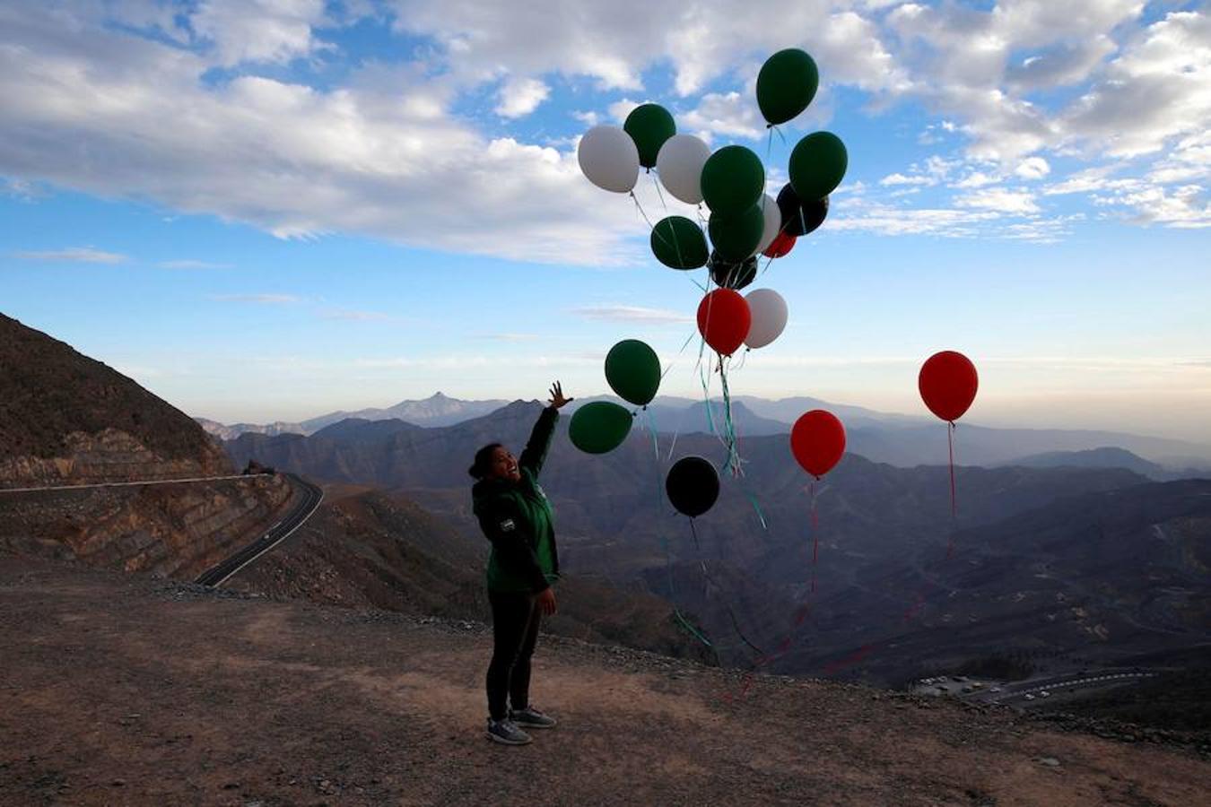 Este diciembre los Emiratos Árabes Unidos han inaugurado la tirolina más grande de la Tierra, y ya han sido muchos los que la han probado. Esta atracción se ubica en la montaña Jais, el pico más alto de Emiratos, con 1.934 metros. La tirolina es parte de la primera fase de la construcción de un parque de ocio que contará con atracciones únicas en el mundo.