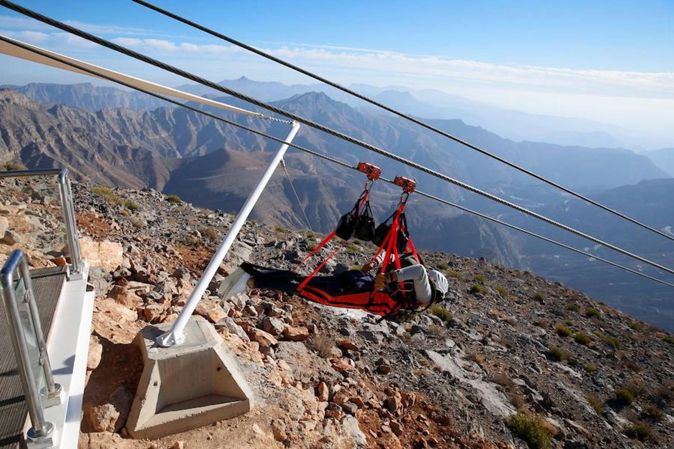 Este diciembre los Emiratos Árabes Unidos han inaugurado la tirolina más grande de la Tierra, y ya han sido muchos los que la han probado. Esta atracción se ubica en la montaña Jais, el pico más alto de Emiratos, con 1.934 metros. La tirolina es parte de la primera fase de la construcción de un parque de ocio que contará con atracciones únicas en el mundo.