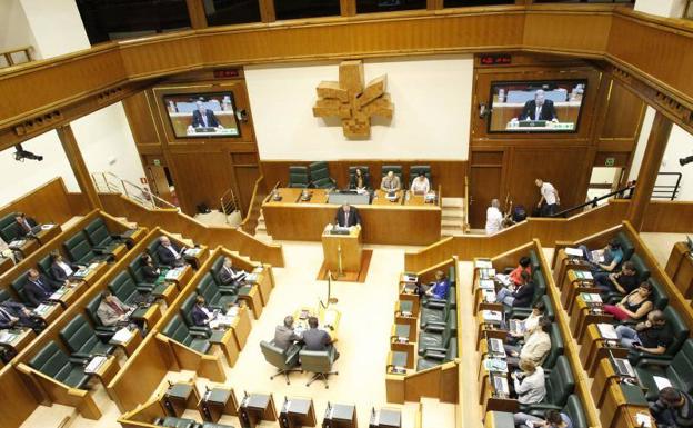 El Parlamento Vasco insta a las mujeres a denunciar casos de desigualdad salarial