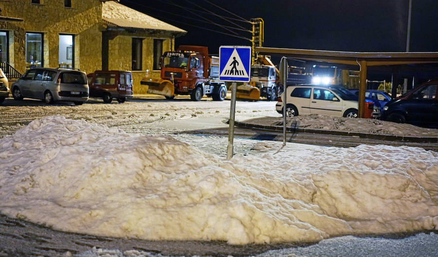 La nieve está complicando este jueves la circulación por las carreteras vascas.