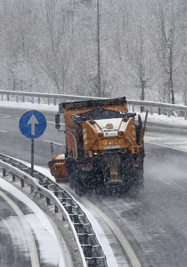 La nieve está complicando este jueves la circulación por las carreteras vascas.