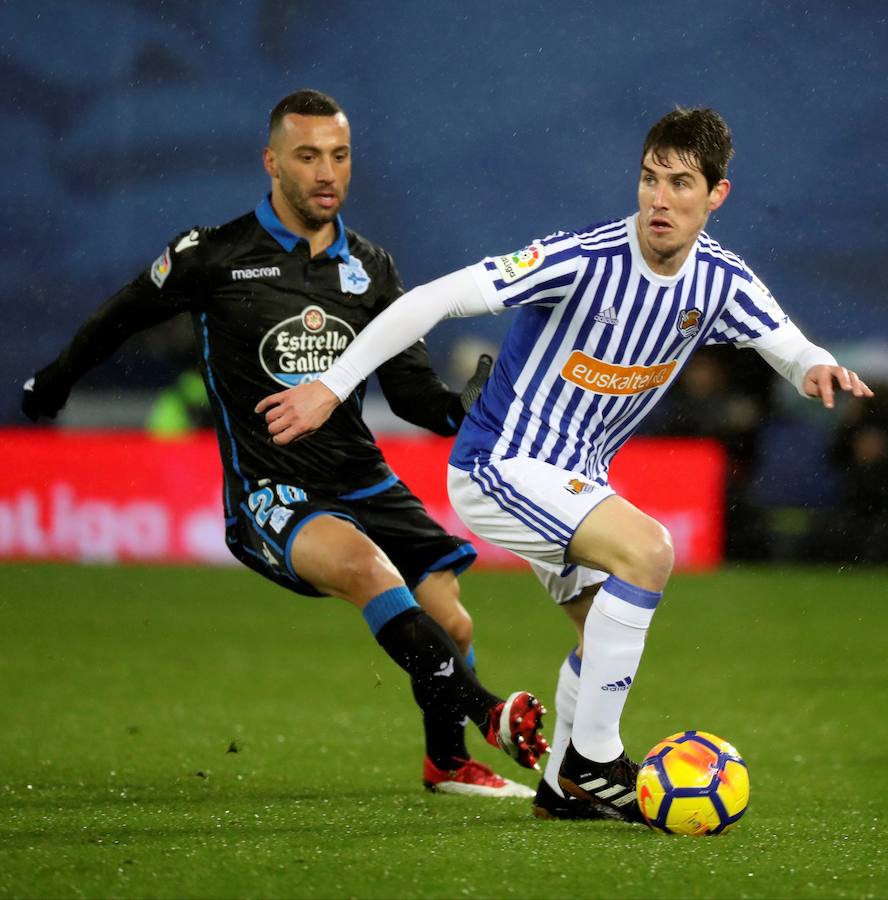 Las imágenes del partido que Real y Deportivo han disputado bajo la lluvia en el estadio de Anoeta
