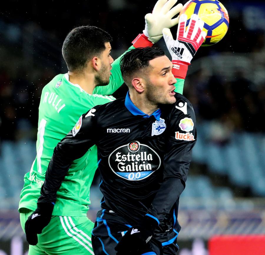Las imágenes del partido que Real y Deportivo han disputado bajo la lluvia en el estadio de Anoeta