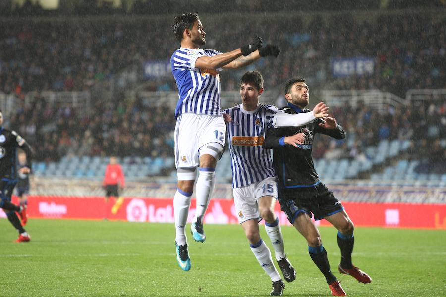 Las imágenes del partido que Real y Deportivo han disputado bajo la lluvia en el estadio de Anoeta