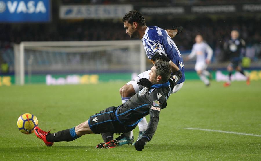 Las imágenes del partido que Real y Deportivo han disputado bajo la lluvia en el estadio de Anoeta