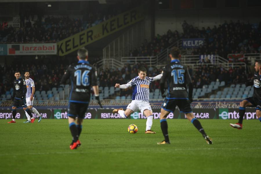 Las imágenes del partido que Real y Deportivo han disputado bajo la lluvia en el estadio de Anoeta