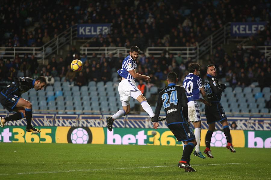 Las imágenes del partido que Real y Deportivo han disputado bajo la lluvia en el estadio de Anoeta