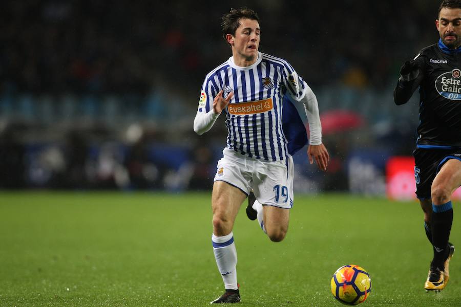 Las imágenes del partido que Real y Deportivo han disputado bajo la lluvia en el estadio de Anoeta