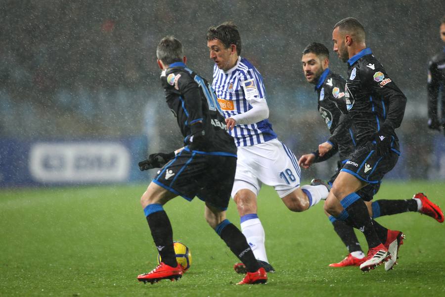 Las imágenes del partido que Real y Deportivo han disputado bajo la lluvia en el estadio de Anoeta