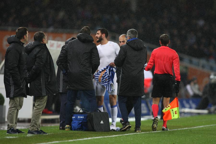 Las imágenes del partido que Real y Deportivo han disputado bajo la lluvia en el estadio de Anoeta