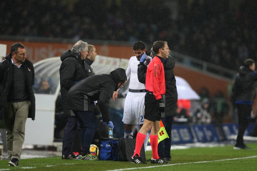 Las imágenes del partido que Real y Deportivo han disputado bajo la lluvia en el estadio de Anoeta