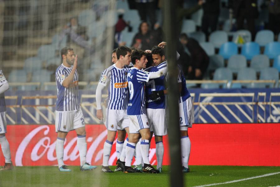Las imágenes del partido que Real y Deportivo han disputado bajo la lluvia en el estadio de Anoeta