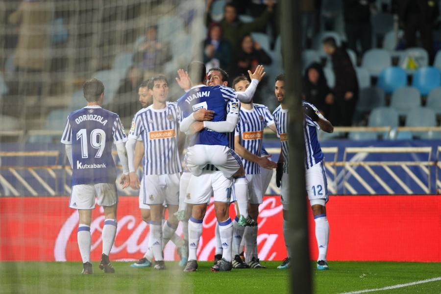 Las imágenes del partido que Real y Deportivo han disputado bajo la lluvia en el estadio de Anoeta