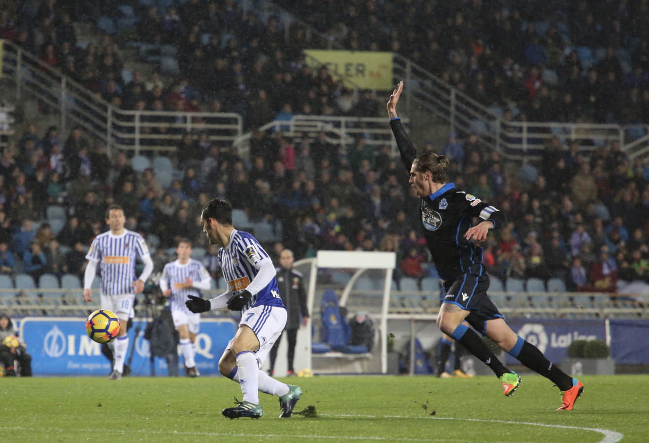 Las imágenes del partido que Real y Deportivo han disputado bajo la lluvia en el estadio de Anoeta