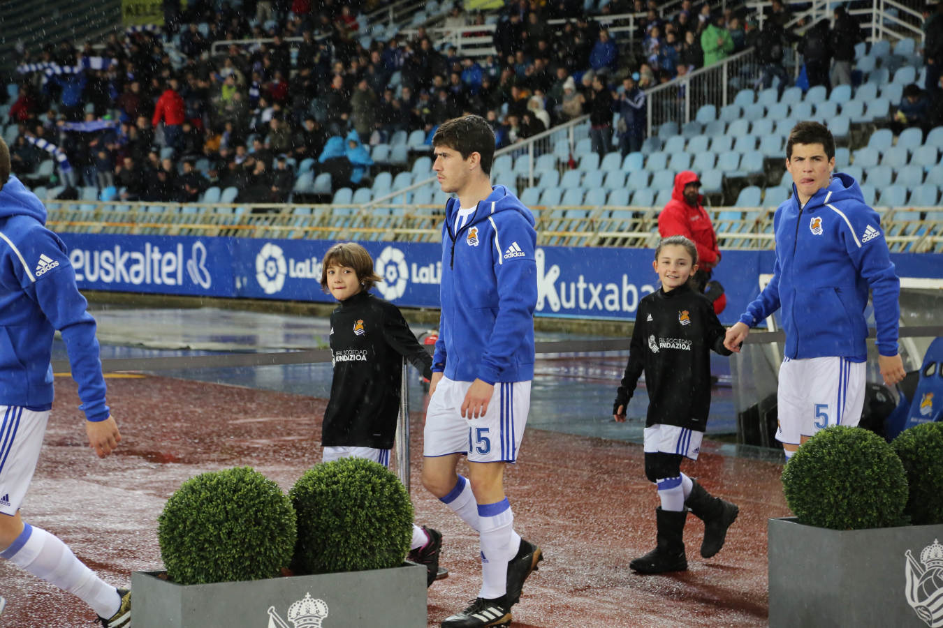 Las imágenes del partido que Real y Deportivo han disputado bajo la lluvia en el estadio de Anoeta