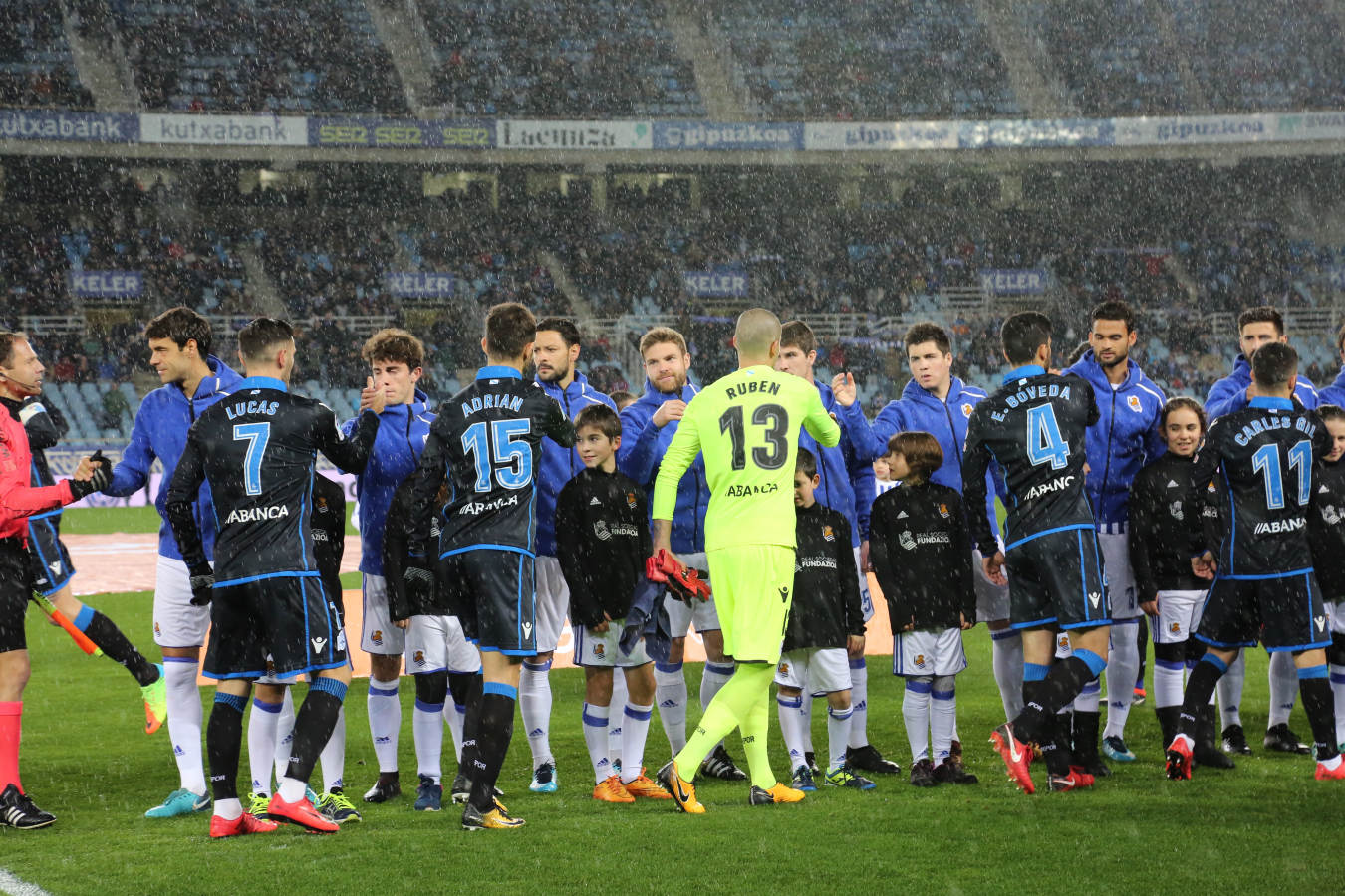 Las imágenes del partido que Real y Deportivo han disputado bajo la lluvia en el estadio de Anoeta