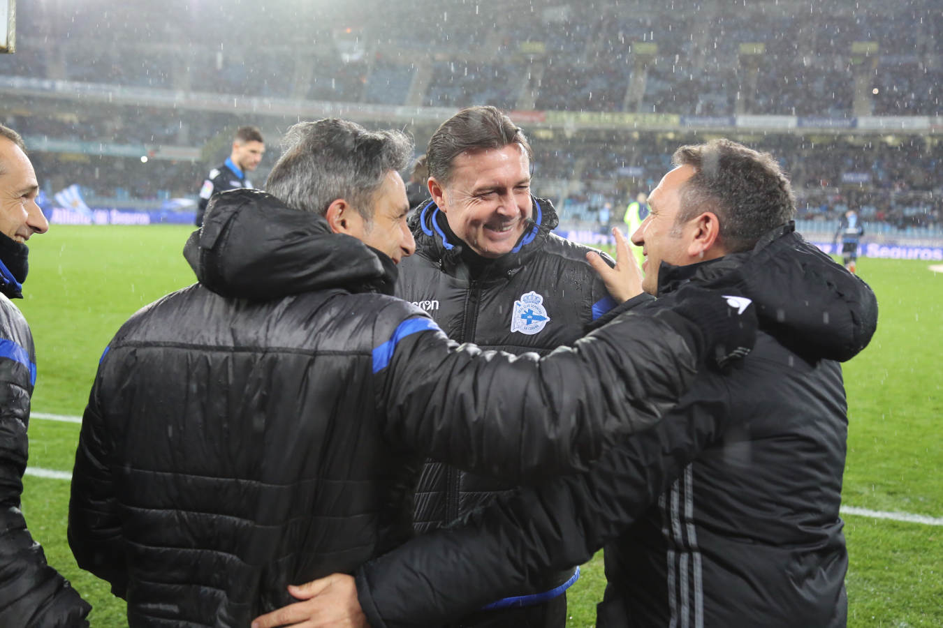 Las imágenes del partido que Real y Deportivo han disputado bajo la lluvia en el estadio de Anoeta