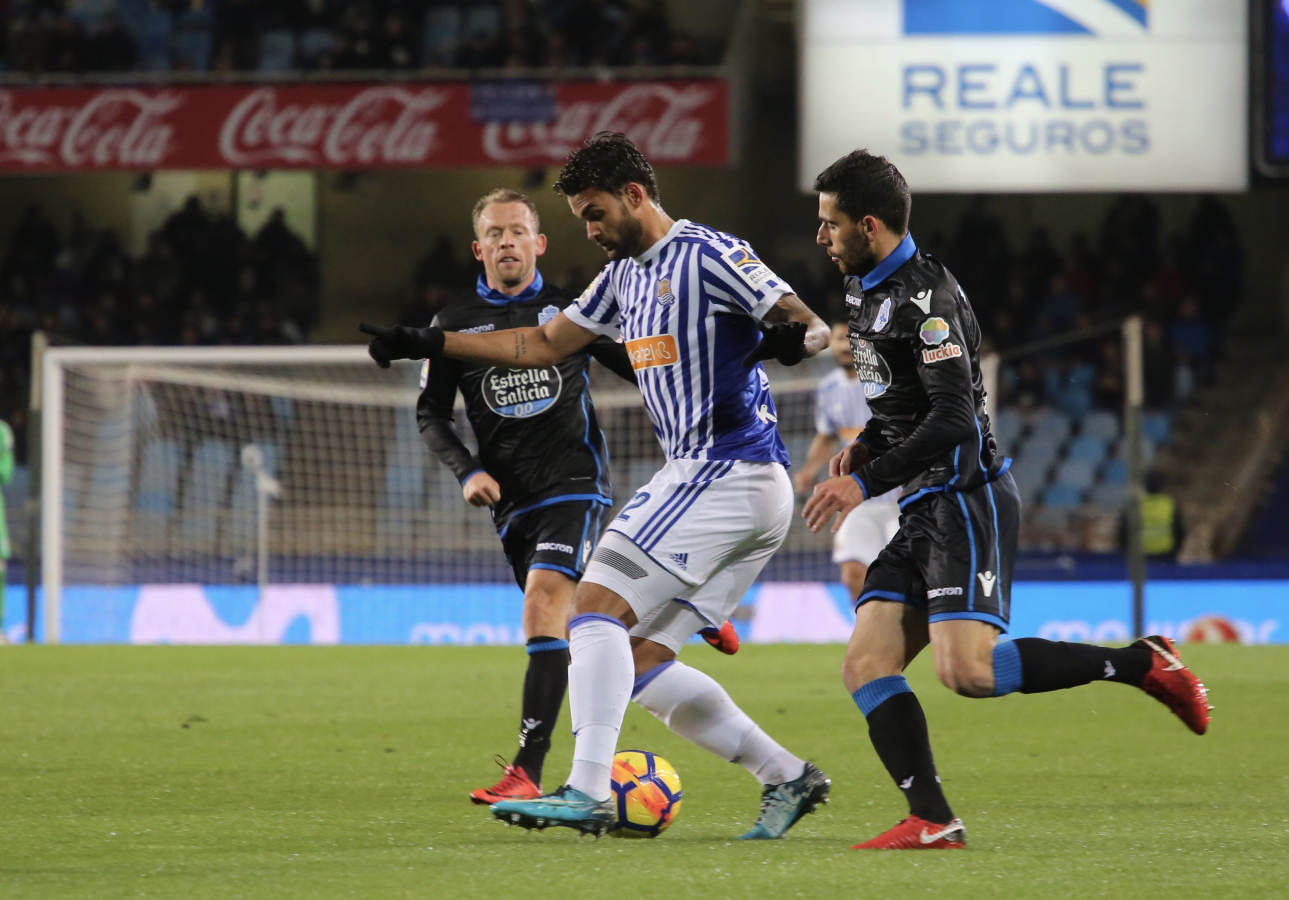 Las imágenes del partido que Real y Deportivo han disputado bajo la lluvia en el estadio de Anoeta