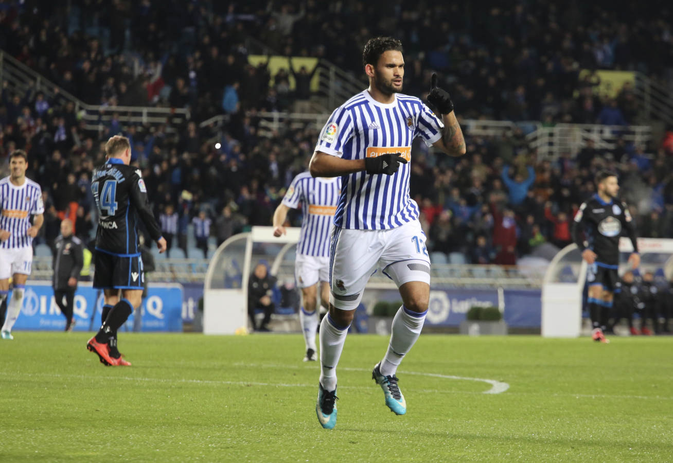 Las imágenes del partido que Real y Deportivo han disputado bajo la lluvia en el estadio de Anoeta