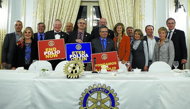 La exministra Cristina Garmendia y Rafael Matesanz (Organización Nacional de Transplantes), con asistentes a una cena coloquio del Rotary.