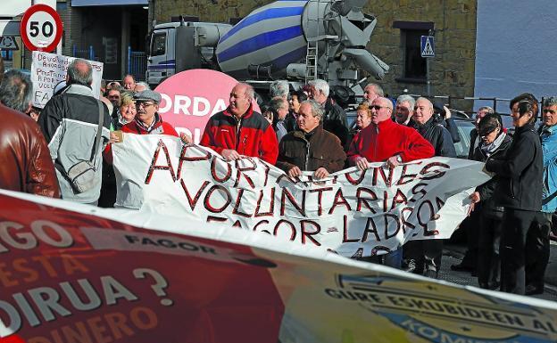 Protesta de las asociaciones de exsocios de Fagor Electrodomésticos y Edesa, Ordaindu y Eskuratu, celebrada en Arrasate. 