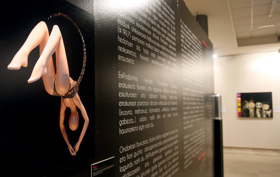 El centro cultural donostiarra Okendo acoge la exposición 'Traficadas, viajes a la esclavitud'. 