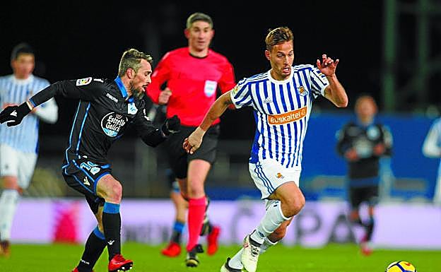 Luisinho persigue a Canales, que marcó el tercer gol de la Real. Es el primero del cántabro en Liga en las tres últimas temporadas. 