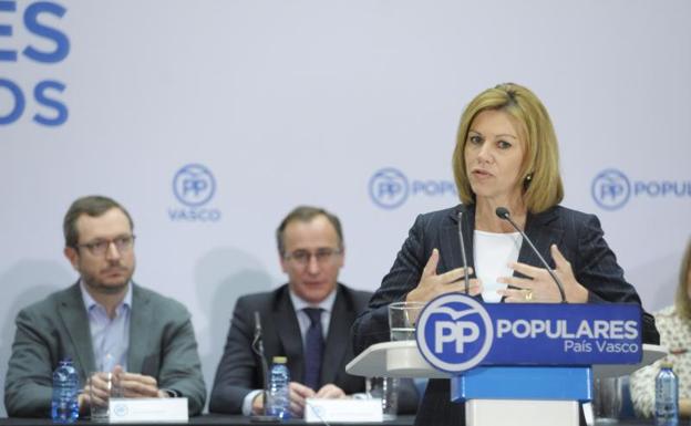 La secretaria general del PP y ministra de Defensa ha presidido la reunión de la Junta Directiva del PP vasco. 