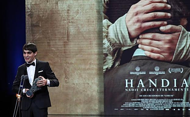 Eneko Sagardoy con su Goya en el escenario. 