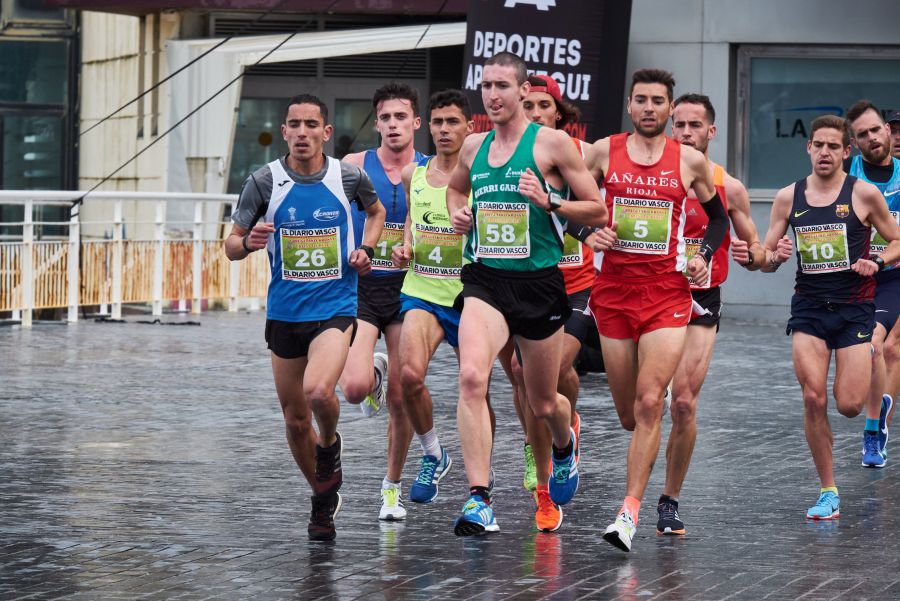 La carrera en un asfalto mojado de 10 kilómetros, en el tradicional circuito de la Zurriola, ha contado con unos 300 participantes. Finalmente, Carlos Mayo se ha hecho con la txapela. 