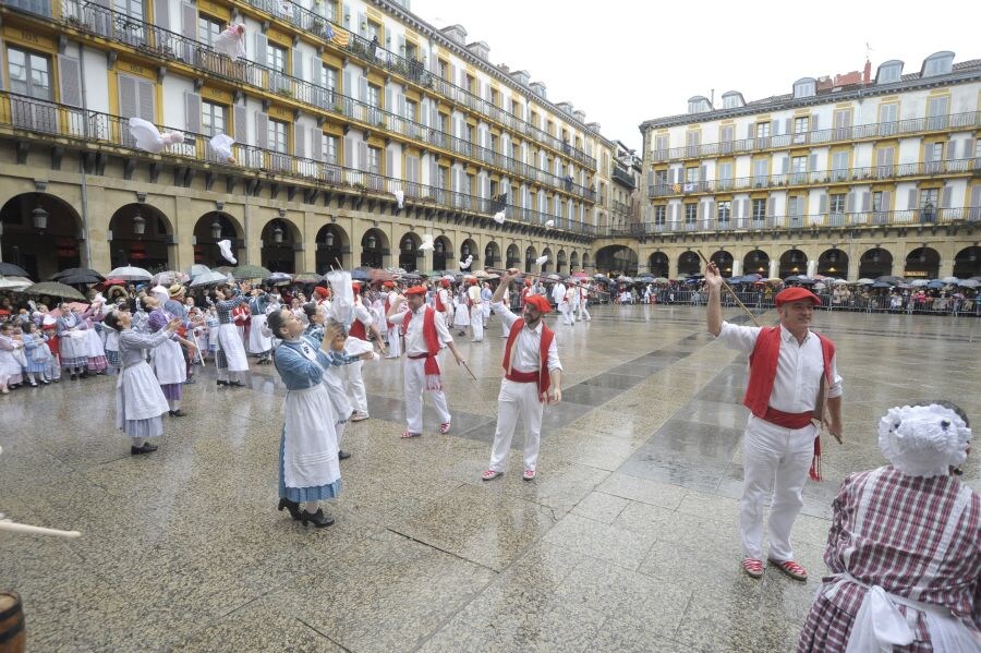 La lluvia no ha impedido que la comparsa de iñudes y artzainas de Kresala desfilen por las calles de Donostia. 