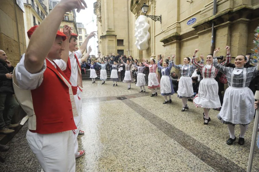 La lluvia no ha impedido que la comparsa de iñudes y artzainas de Kresala desfilen por las calles de Donostia. 