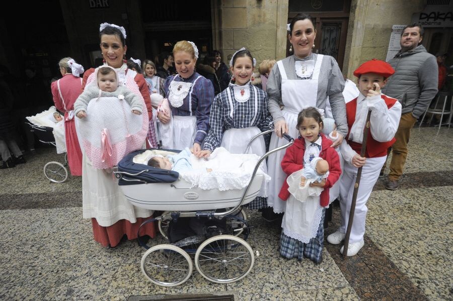 La lluvia no ha impedido que la comparsa de iñudes y artzainas de Kresala desfilen por las calles de Donostia. 